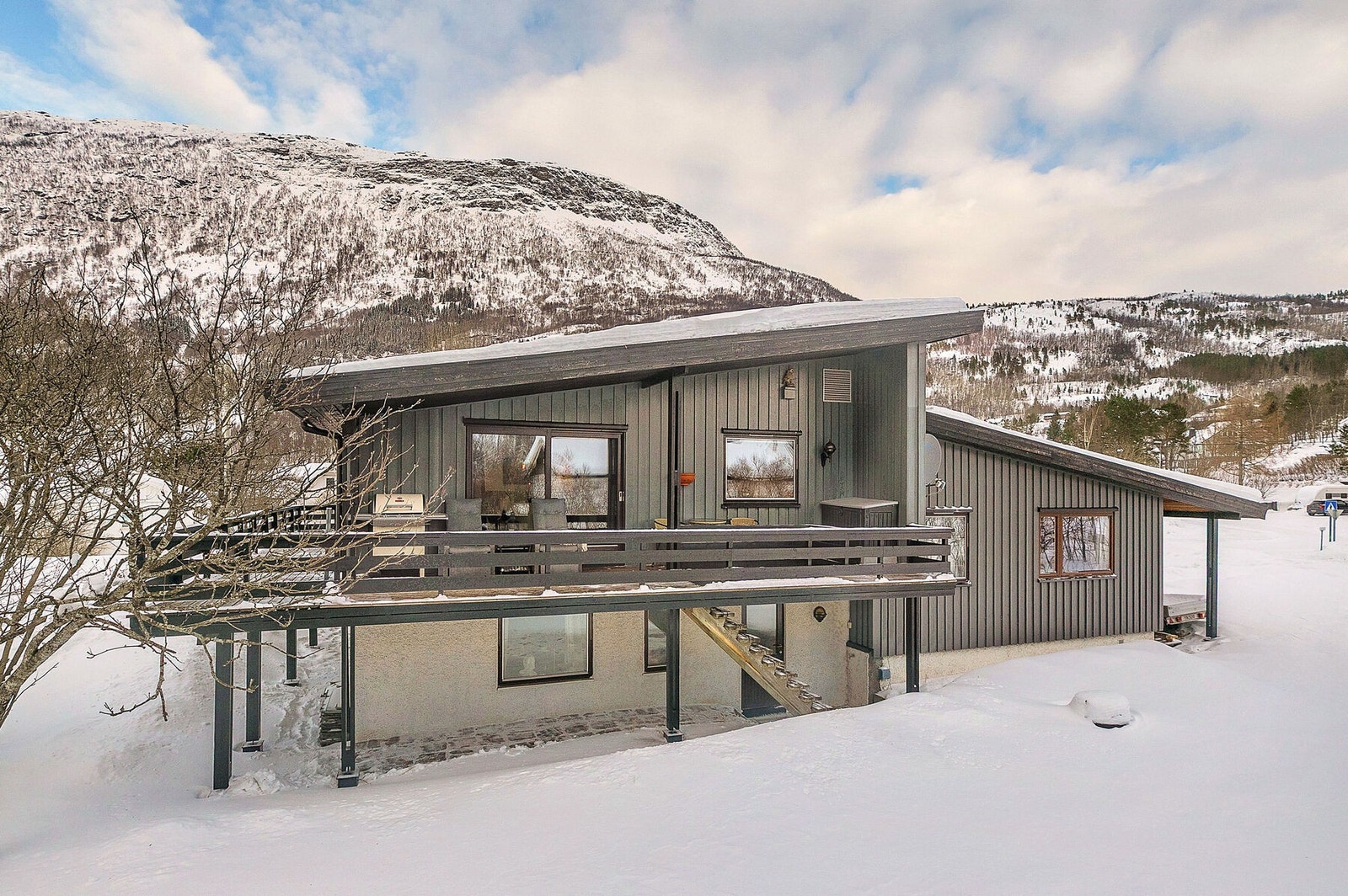 Boligen har veranda på to sider. Her nyter du solen fra morgen til kveld. Galleribilde
