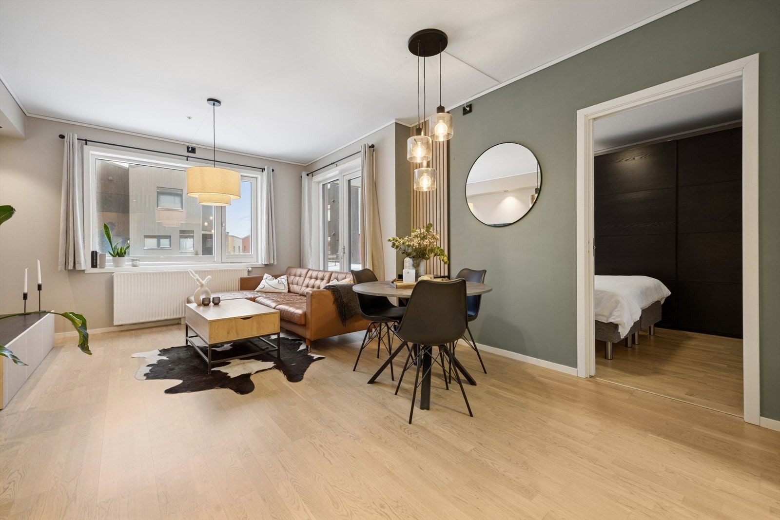 Fra stuen er det inngang til leilighetens soverom. Galleribilde