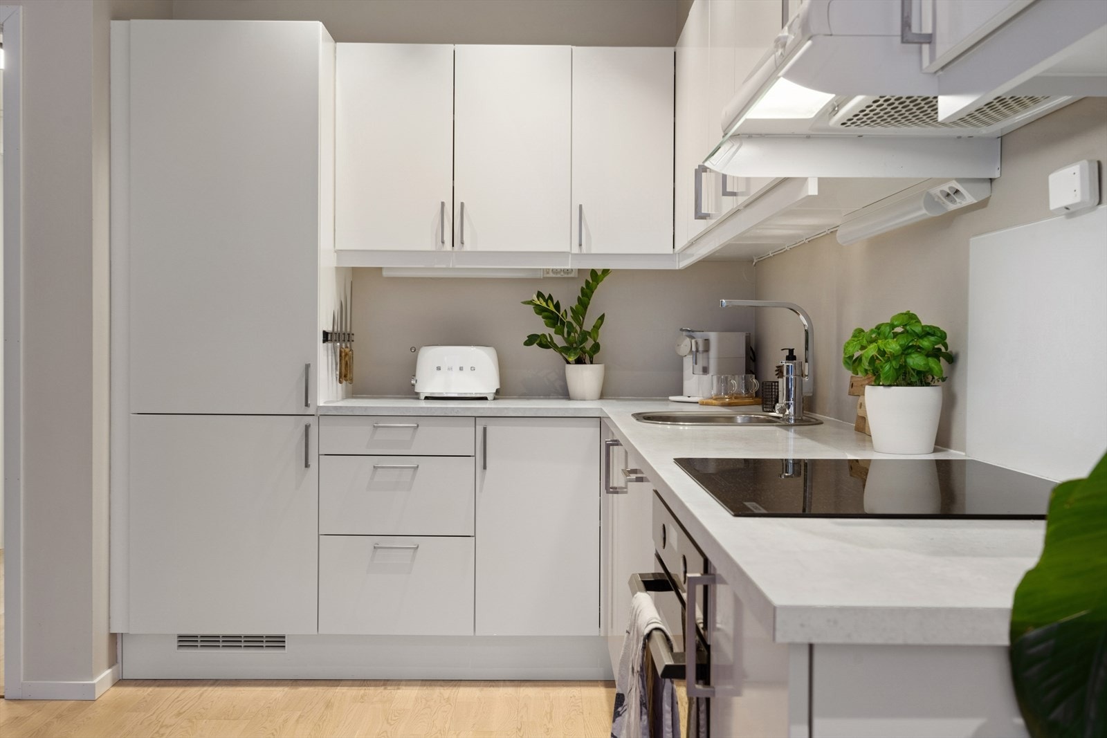 Kjøkkenet er funksjonelt med nyere platetopp fra 2025 og stekeovn fra 2024. Galleribilde