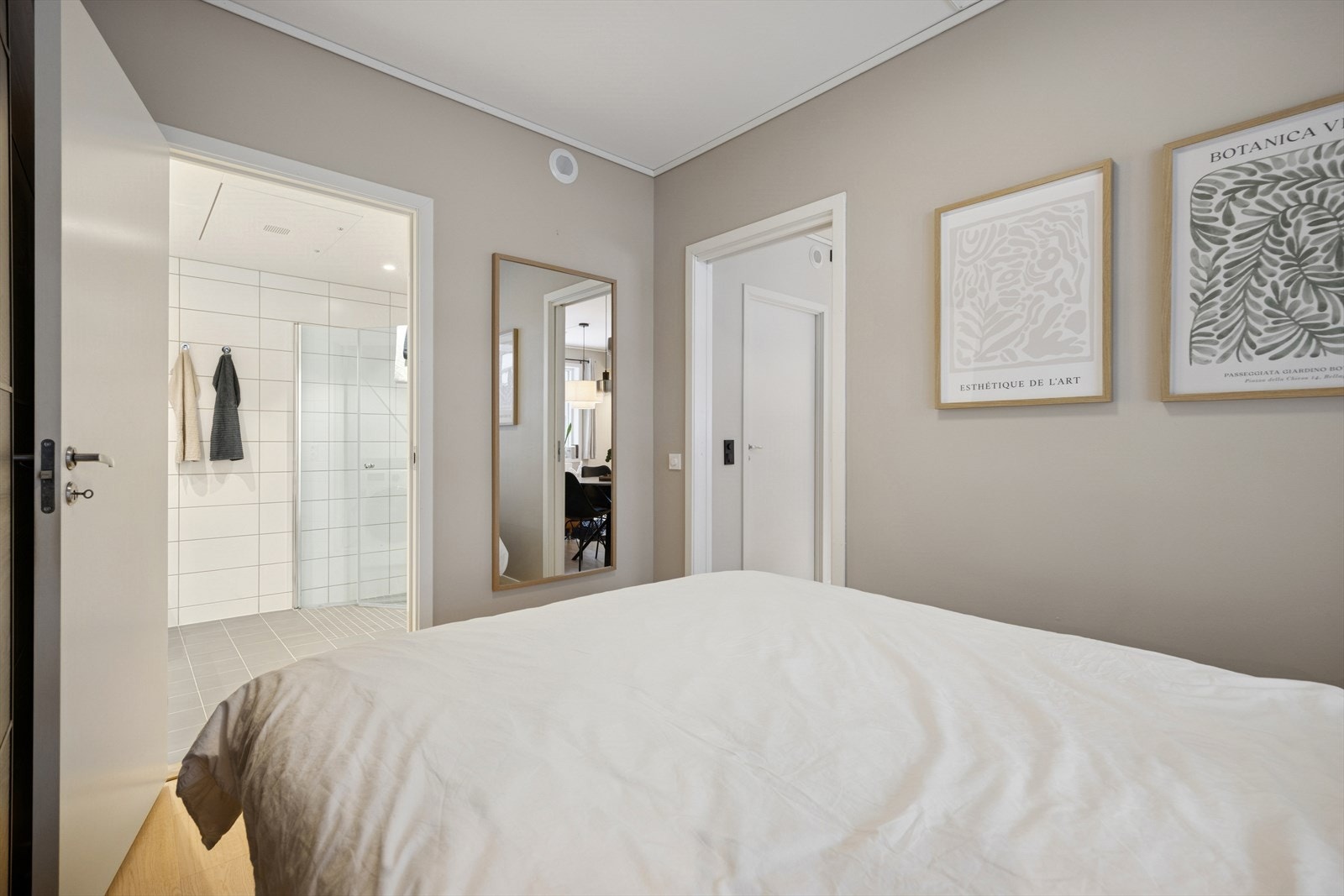 Fra soverommet er det kort vei til leilighetens bad. Galleribilde