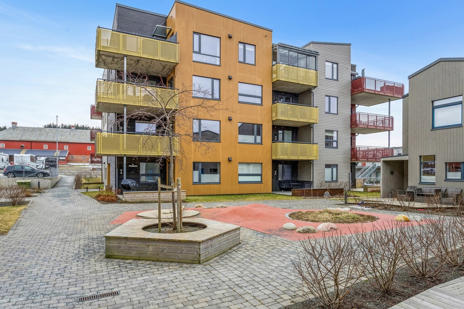 Sameiet har pent opparbeidede fellesarealer med blant annet lekeplass. Galleribilde