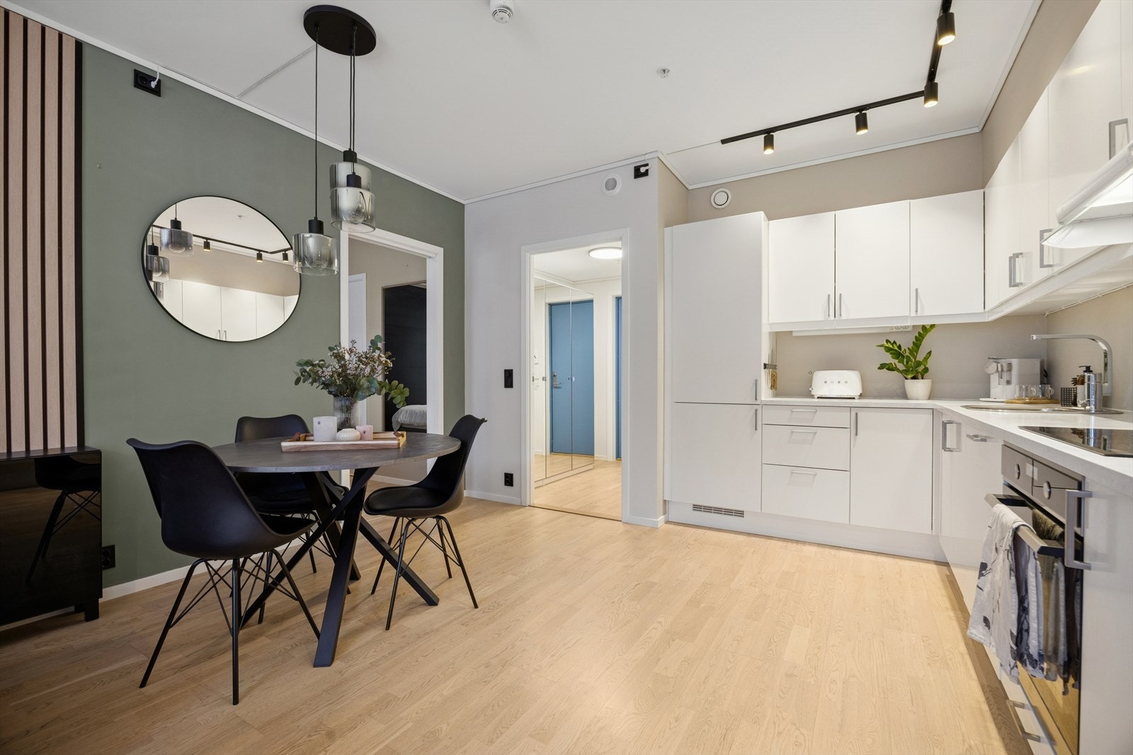 Den åpne løsningen skaper en sosial og luftig atmosfære mellom kjøkken og stue. Galleribilde