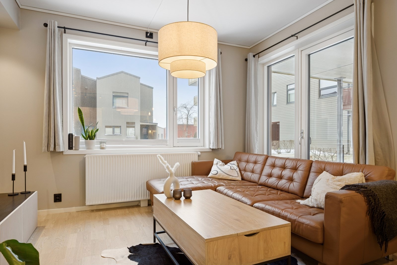 Leiligheten har en åpen stue- og kjøkkenløsning med direkte utgang til en romslig terrasse på 14 m². Galleribilde