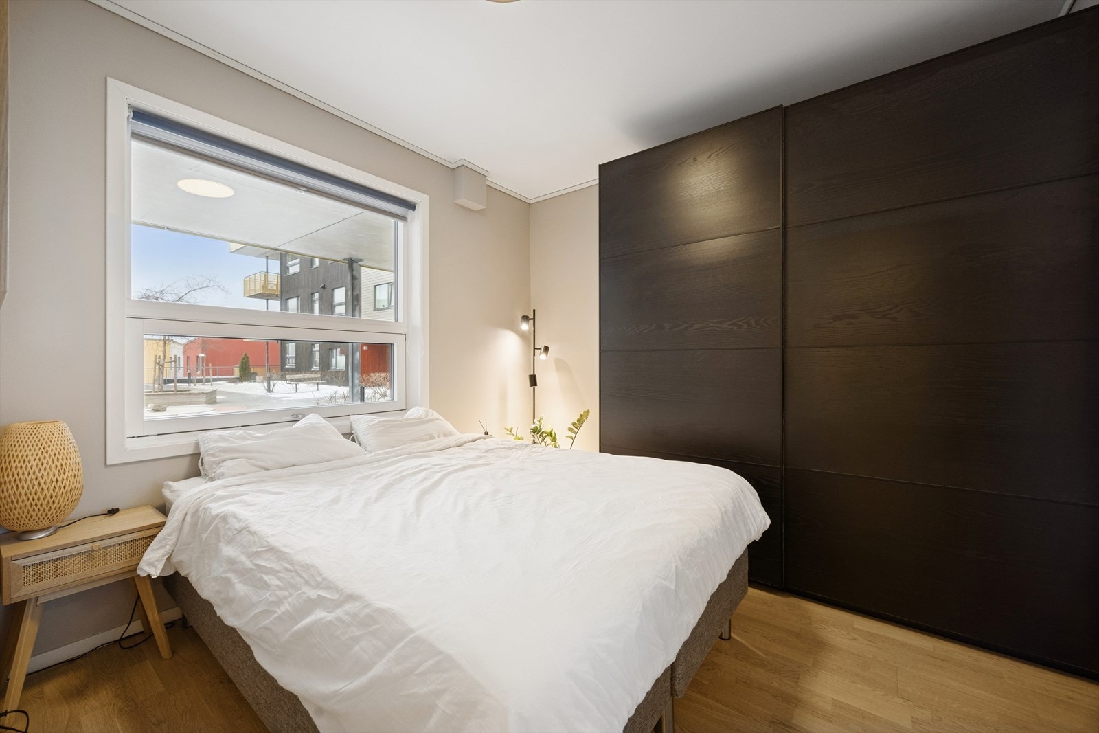 Rommet har en stor skyvedørsgarderobe som gir rikelig med oppbevaringsplass. Galleribilde