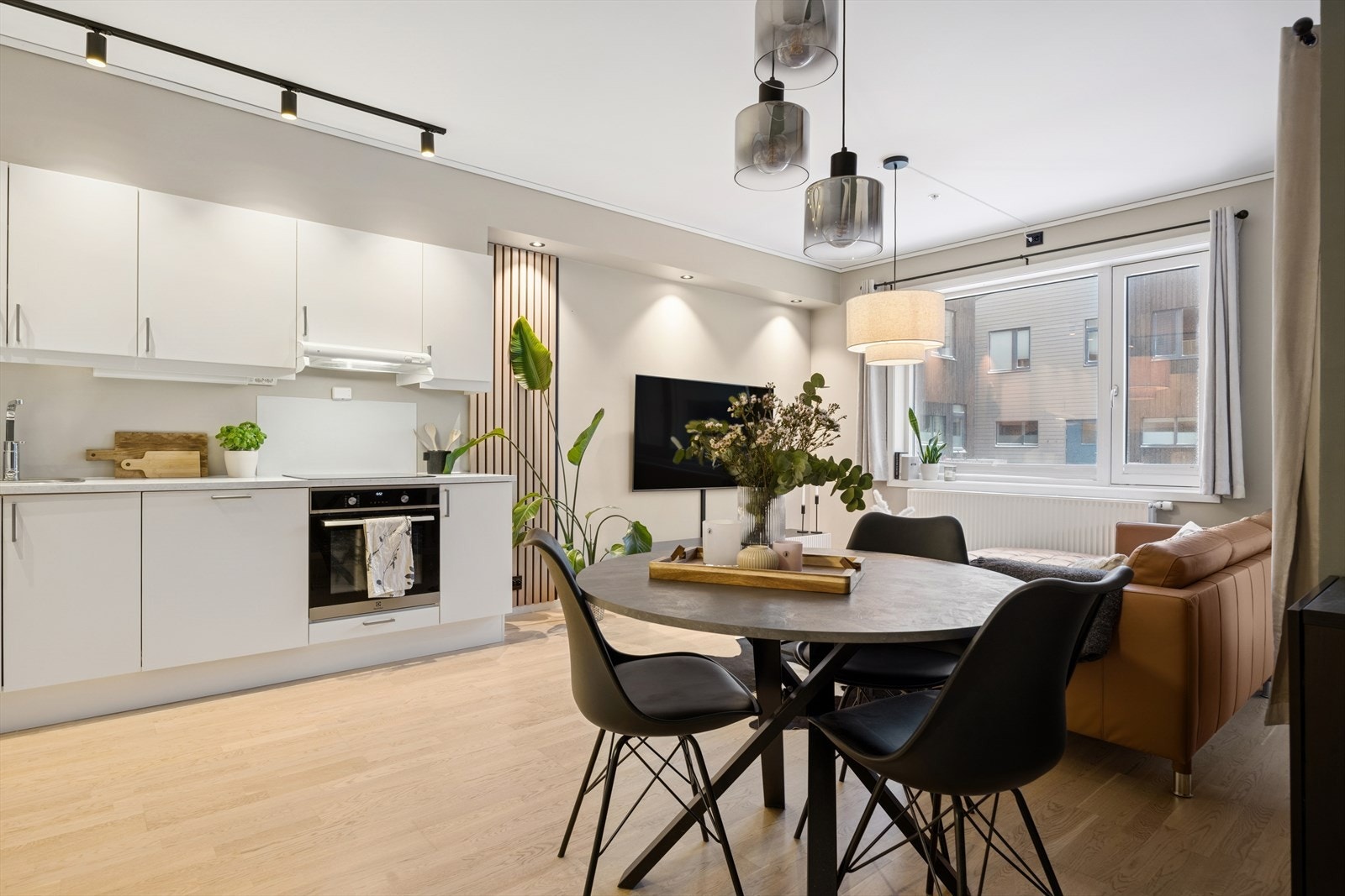 Kjøkkeninnredningen har slette, tidløse fronter og laminert benkeplate. Galleribilde