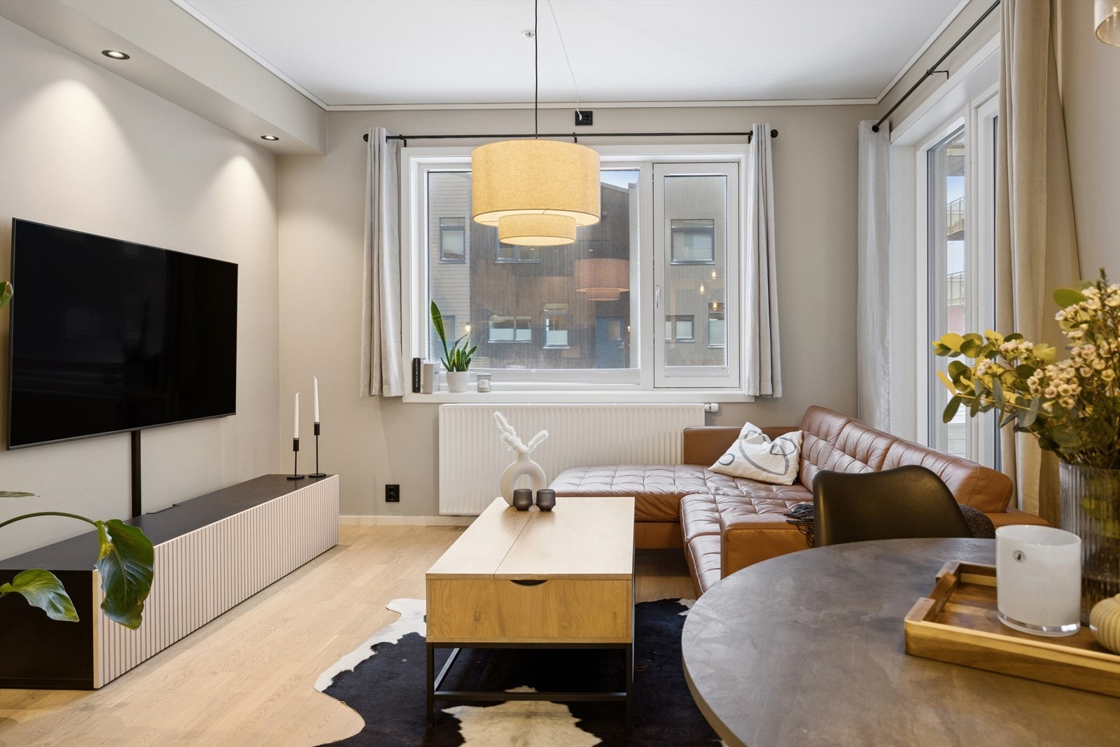 Store vindusflater gir godt med naturlig lys inn i oppholdsrommet. Galleribilde