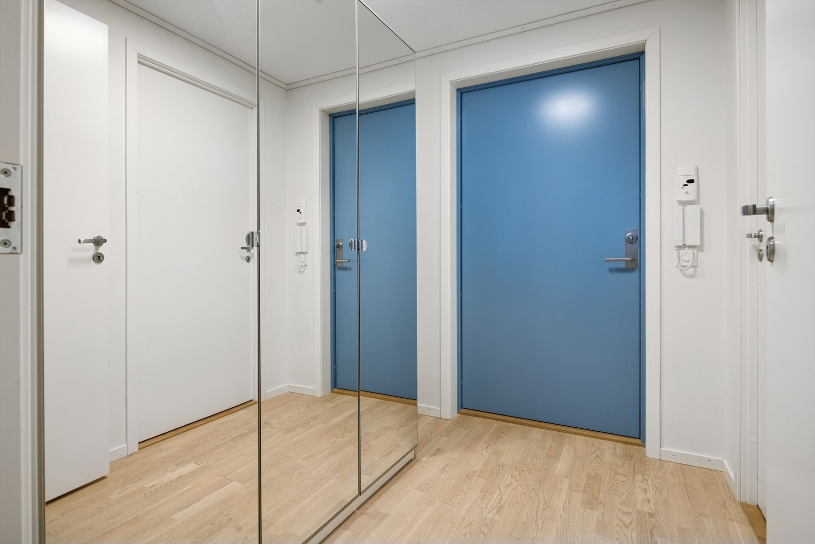 Innbydende entré med speilgarderobe for praktisk oppbevaring av yttertøy. Galleribilde