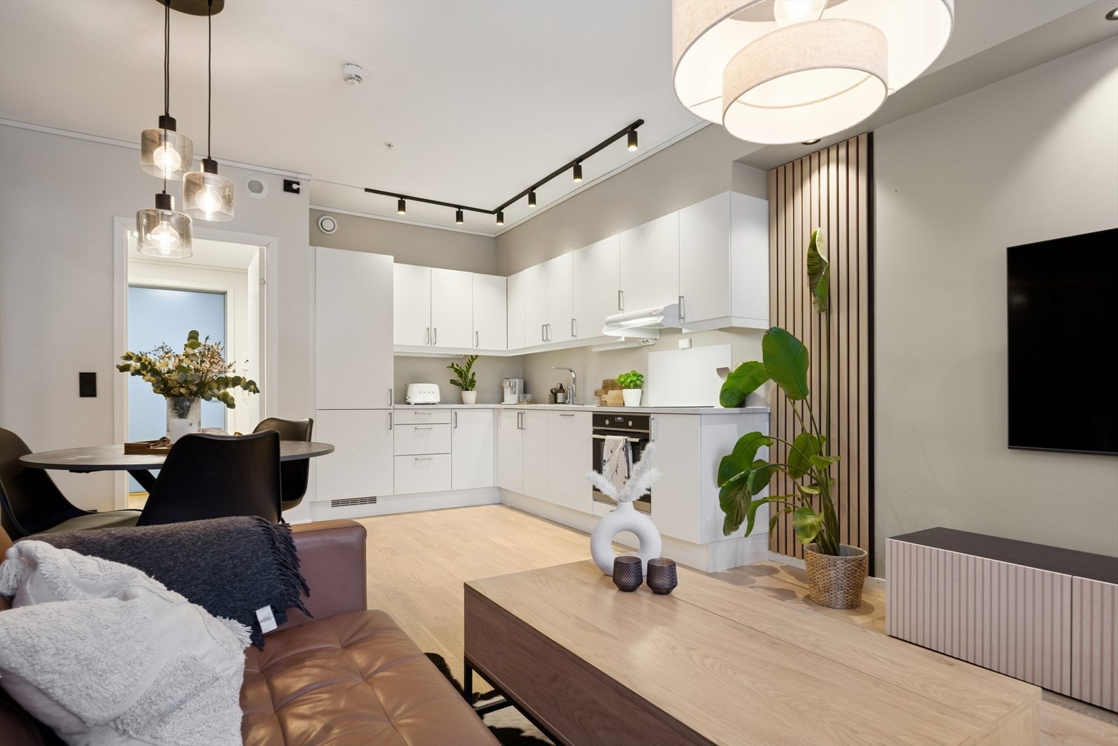 Belysningen i stuen er oppgradert med spotter og smartstyring via app. Galleribilde