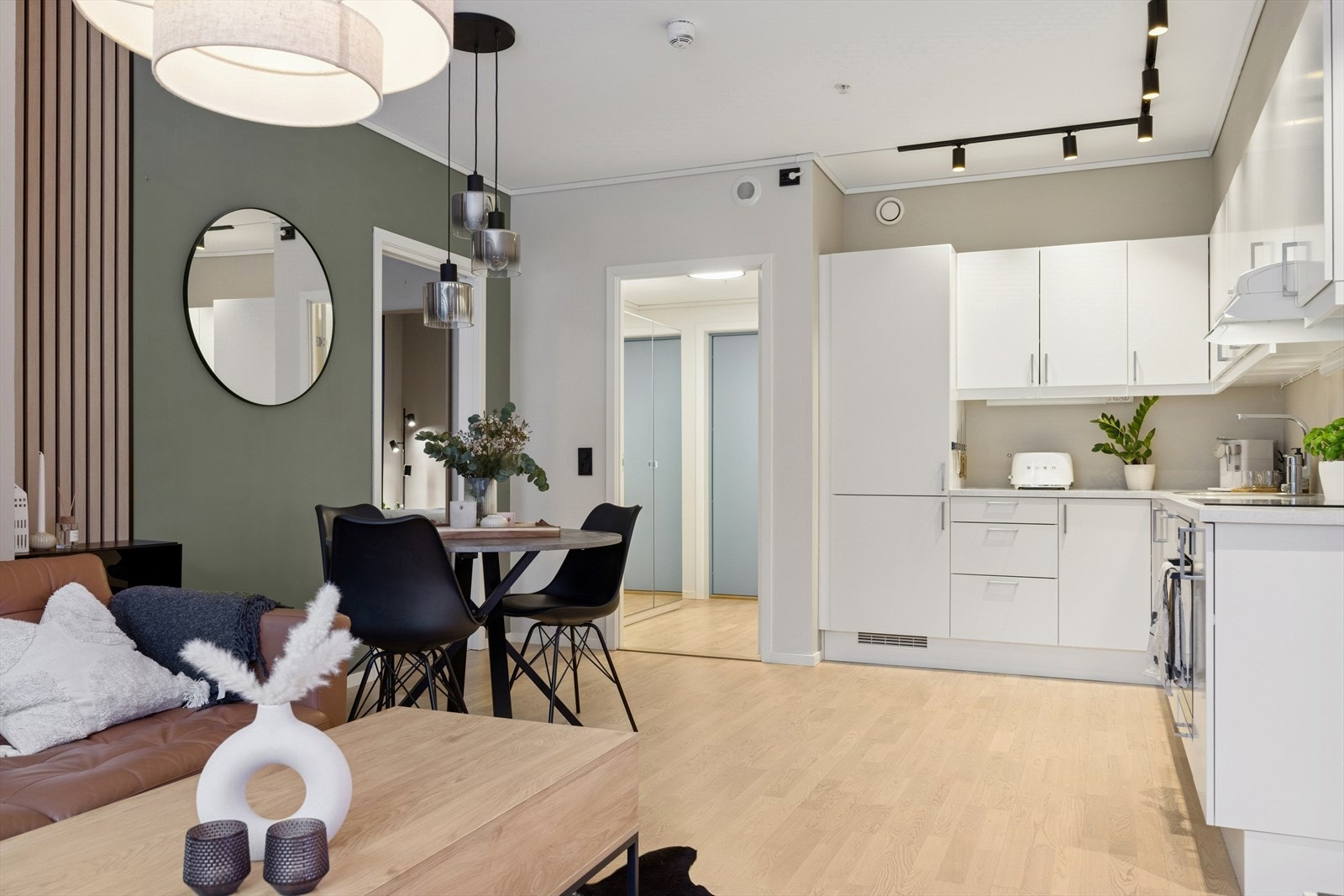 Stuen har god plass til både sofagruppe og spisebord. Galleribilde