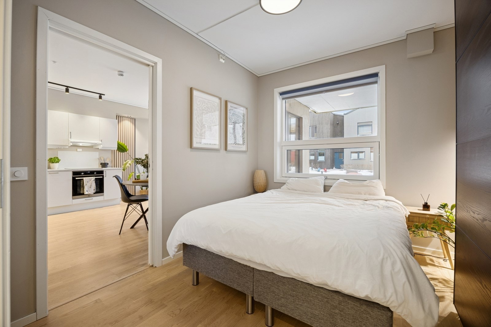 Soverommet ligger praktisk til, adskilt fra de sosiale sonene. Galleribilde