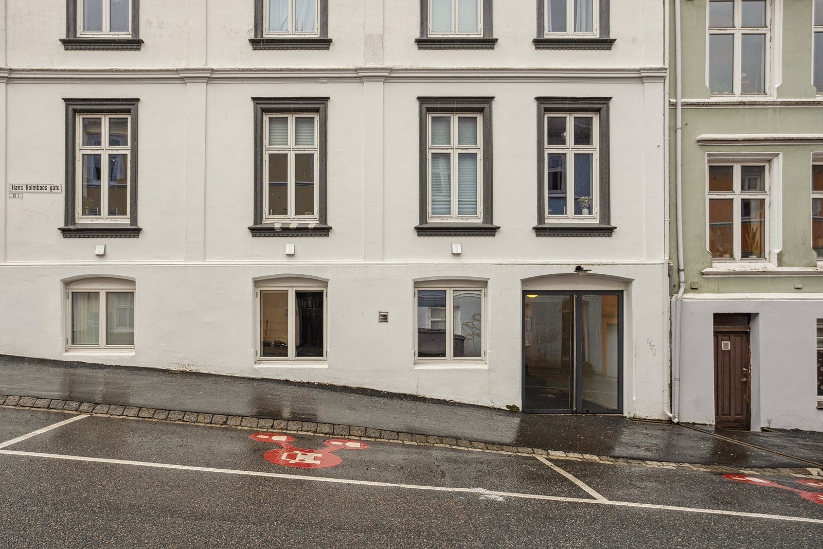 Egen inngang til sokkelleiligheten i en bygård som ble vesentlig rehabilitert i 2013-14. Galleribilde