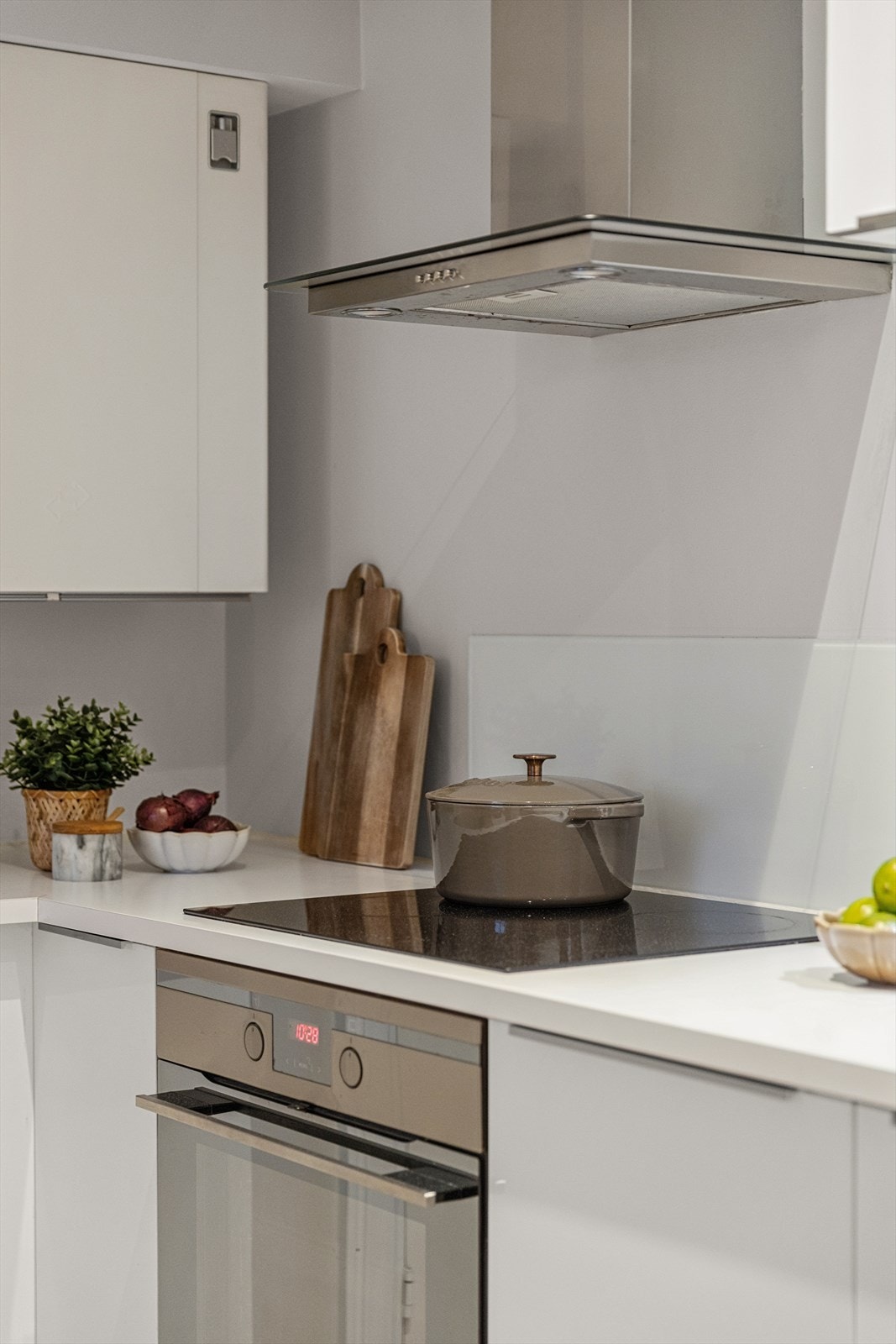 Kjøkkenet er utstyrt med keramisk platetopp og en effektiv ventilator med avtrekk ut. Galleribilde