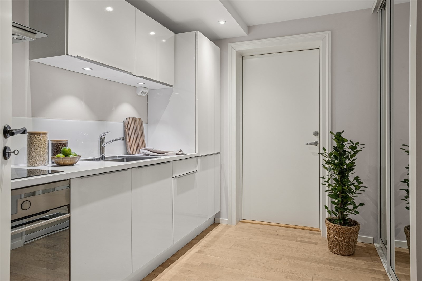 Gjennomgående eikeparkett og en brann- og lydklassifisert entrédør fra 2014. Galleribilde