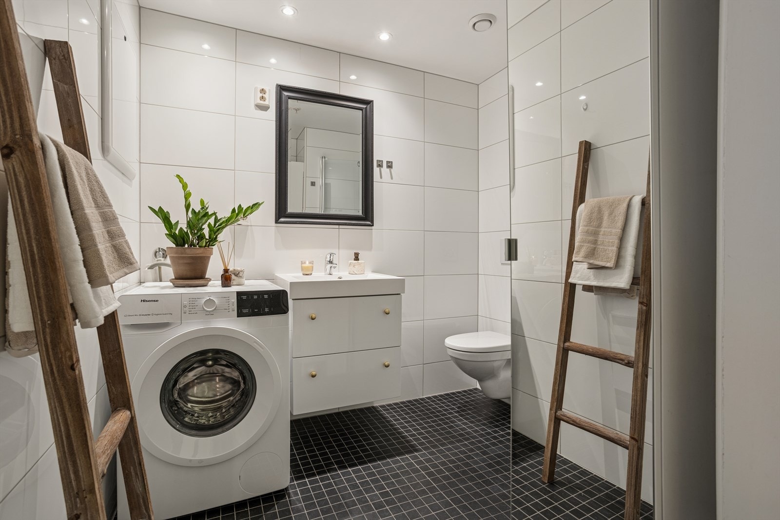 Helfliset bad som ble totalrenovert i 2014, med praktisk opplegg for vaskemaskin. Galleribilde