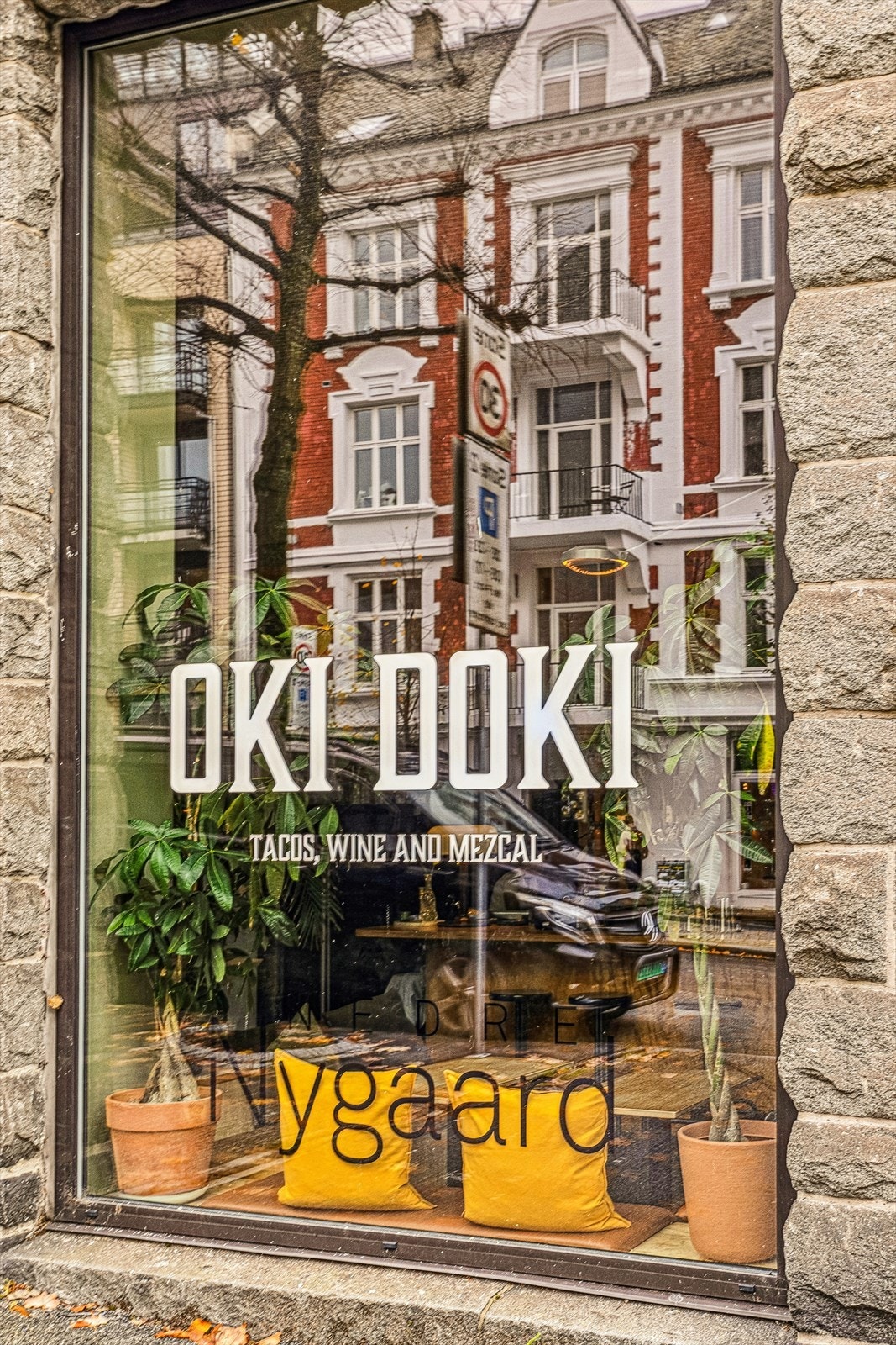 Nærområdet byr på et variert utvalg av kafeer og restauranter rett utenfor døren. Galleribilde