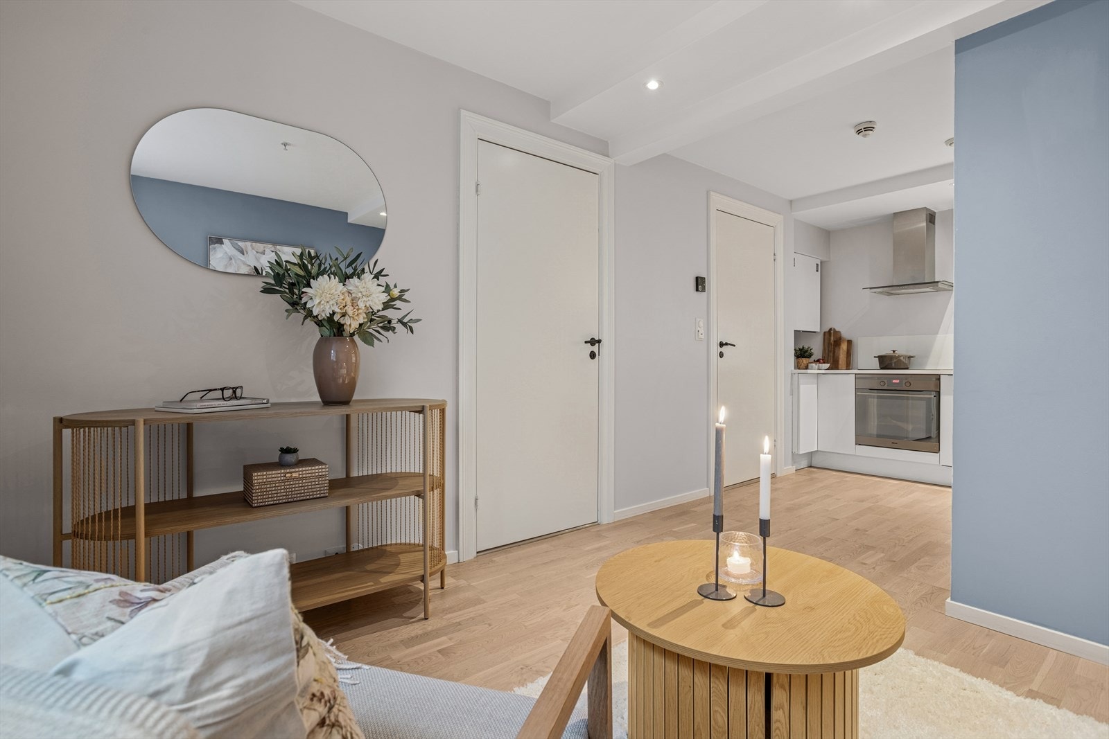 Den åpne løsningen mellom stue og kjøkken gir en god romfølelse. Innvendige dører er fra 2014. Galleribilde