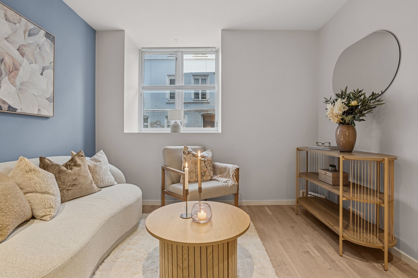 Stuen er en del av den åpne løsningen på ca. 19 m², med eikeparkett og gulvvarme. Galleribilde