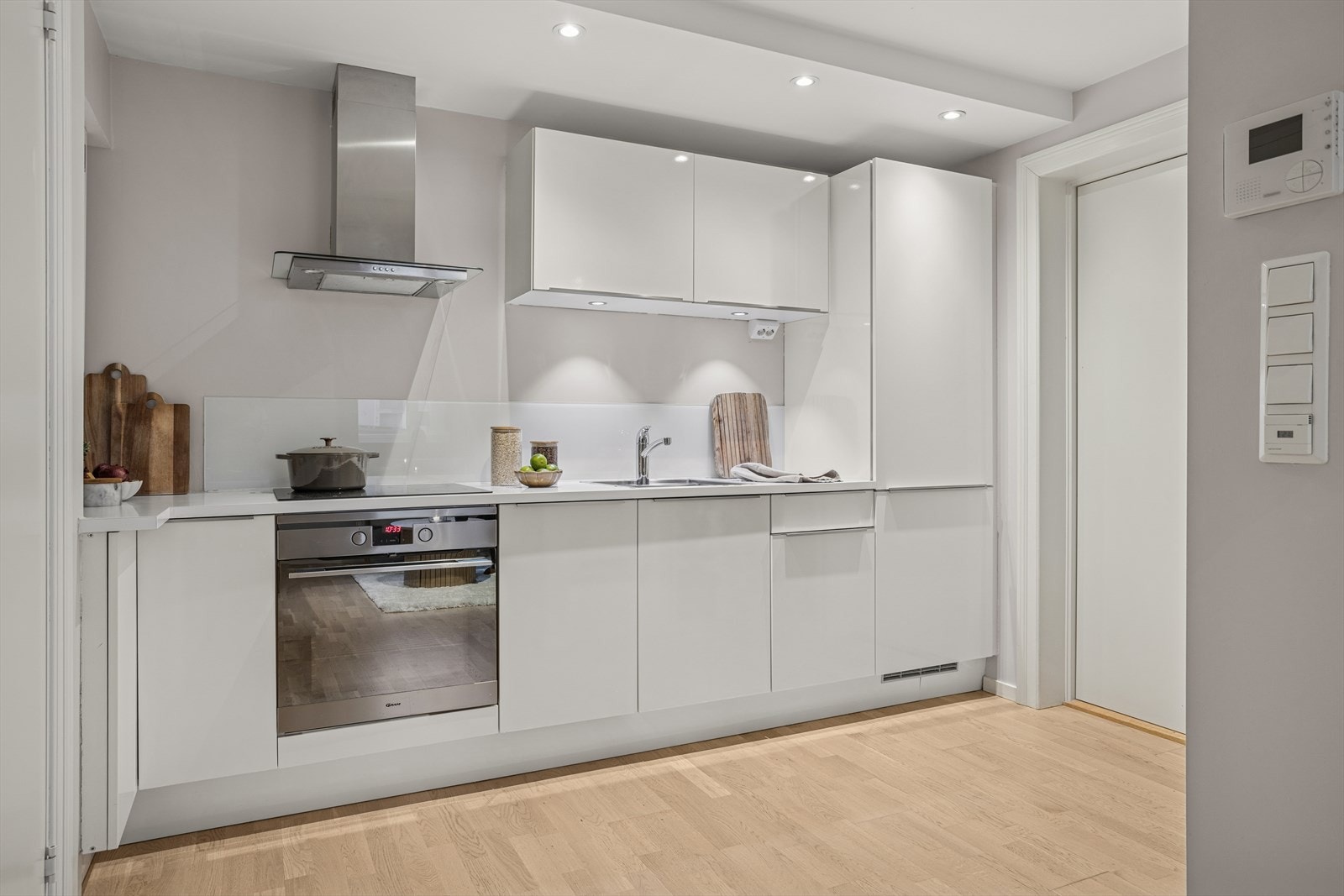 Moderne og funksjonelt kjøkken fra Mobalpa (2014) med hvite, slette høyglansfronter og integrerte hvitevarer. Galleribilde