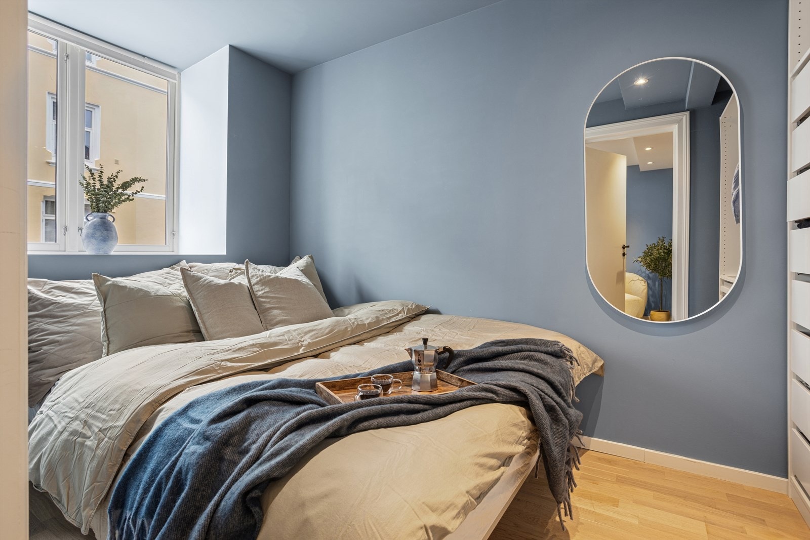 Vinduer med 2-lags glass fra 2012 slipper inn dagslys. Galleribilde