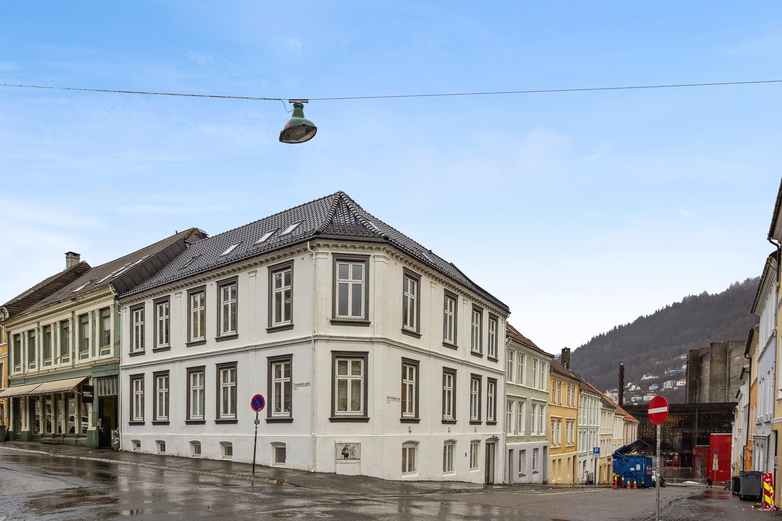 Leiligheten ligger i en klassisk bygård fra 1900, med fasader som ble pusset og malt i 2020. Galleribilde