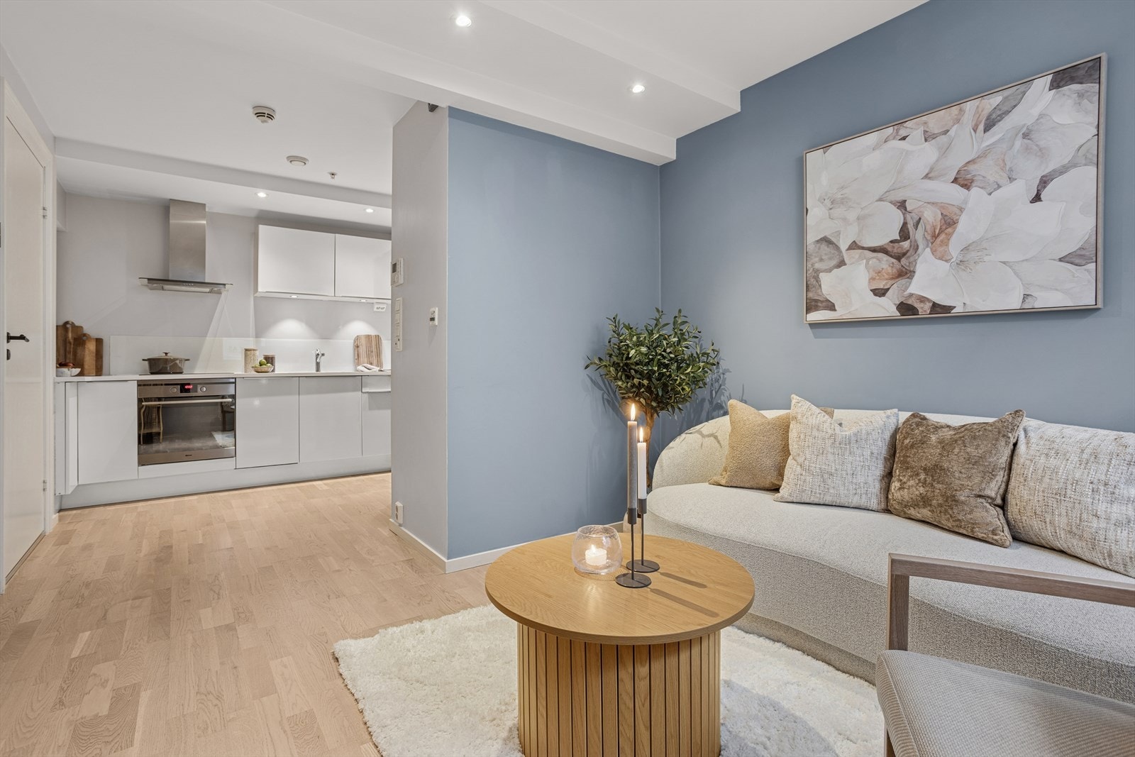 Fra stuen er det en sømløs overgang til det moderne kjøkkenet, noe som skaper et sosialt allrom. Galleribilde