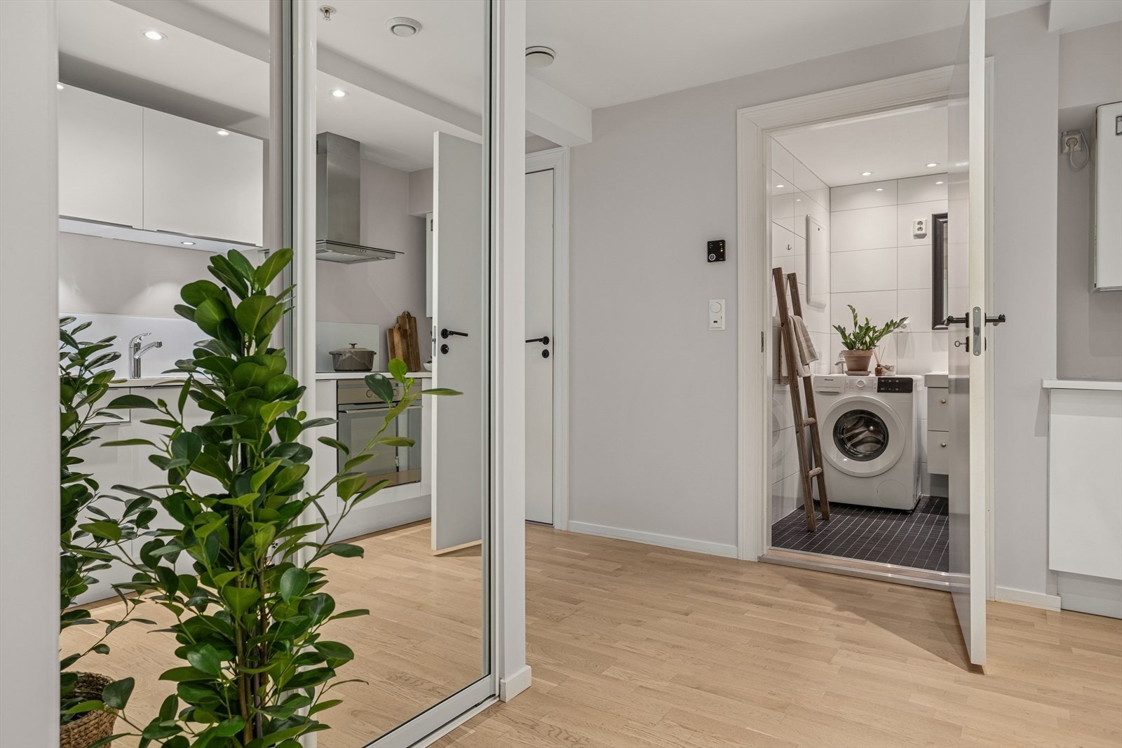 Entréen har en praktisk utforming med tilgang til bad og leilighetens øvrige rom. Galleribilde