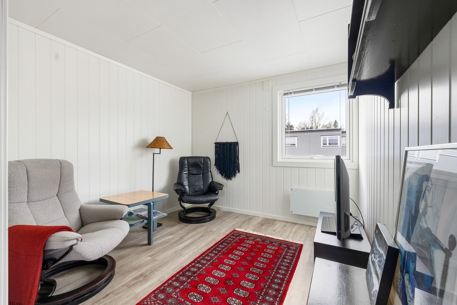 TV-stuen ligger i tilknytning til hovedstuen og fremstår som et hyggelig og separat oppholdsrom. Galleribilde