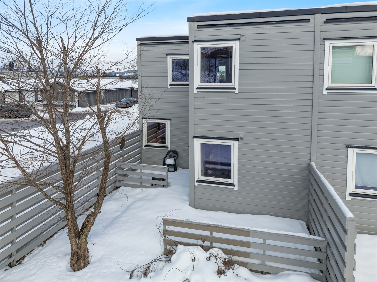 Boligen har en skjermet og privat uteplass på baksiden, med adkomst fra boligen. Her får man en fin, avskjermet sone med plass til utemøblement. Galleribilde