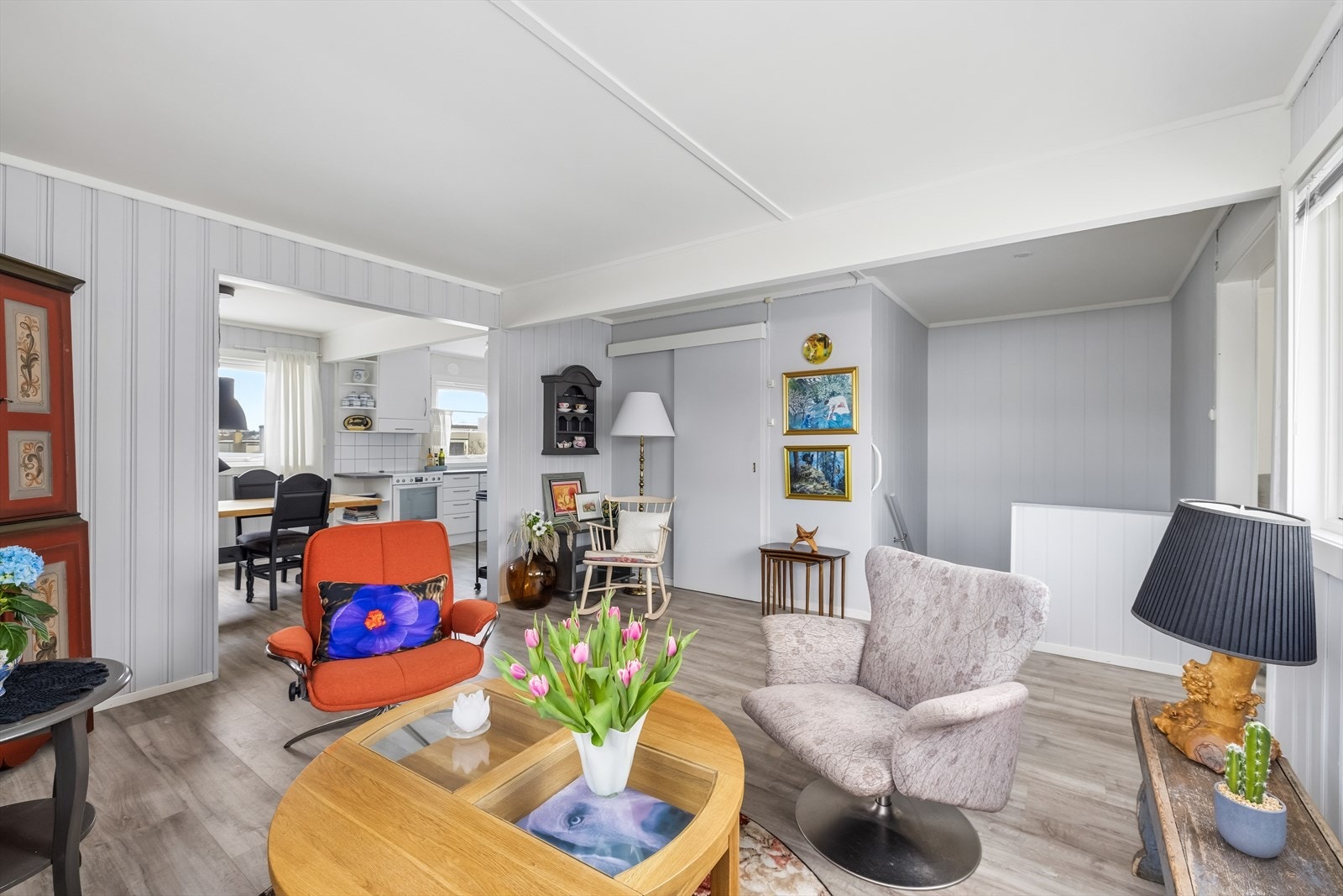 Rommet har en åpen og sosial utforming med god flyt videre til kjøkken og øvrige rom. Galleribilde