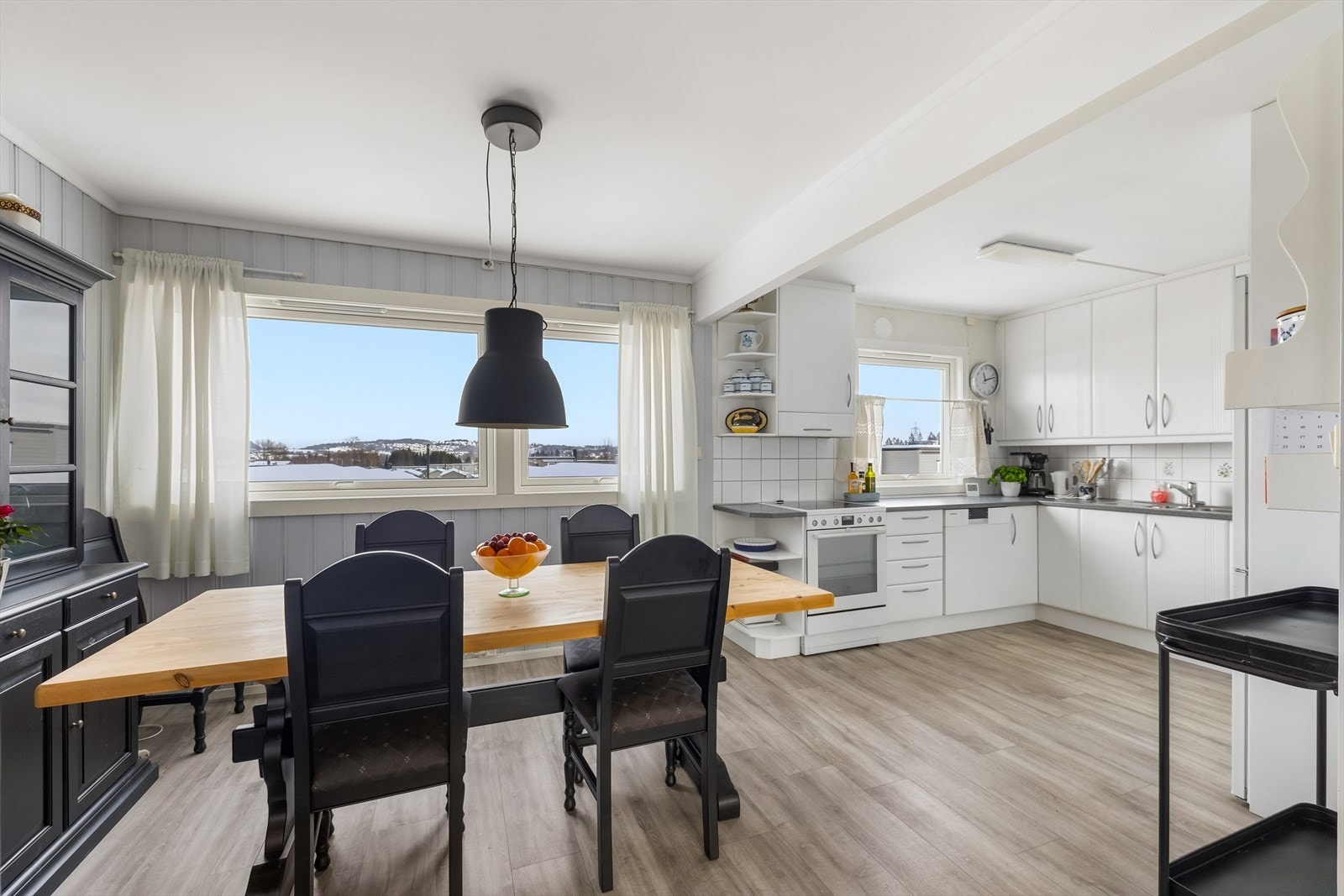 Kjøkkenet ligger i delvis åpen løsning til stuen, noe som gir en god flyt mellom rommene. Galleribilde