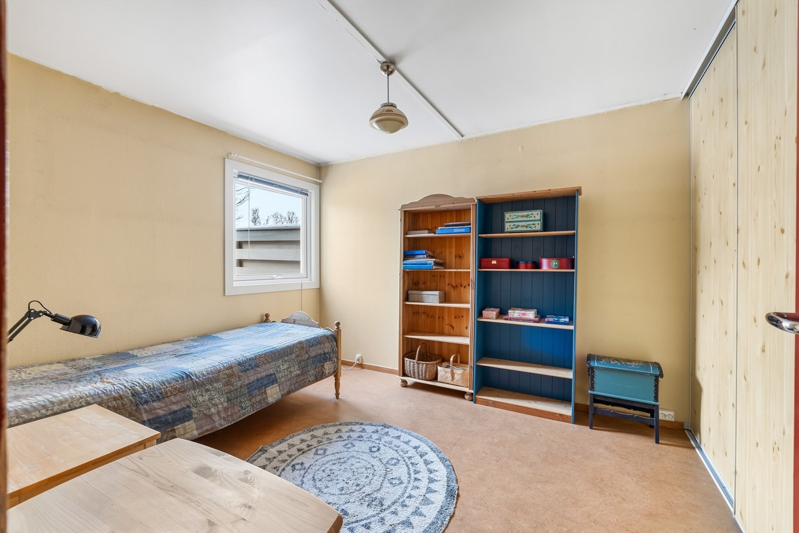 Rommet har en praktisk skyvedørsgarderobe som gir gode oppbevaringsmuligheter. Galleribilde