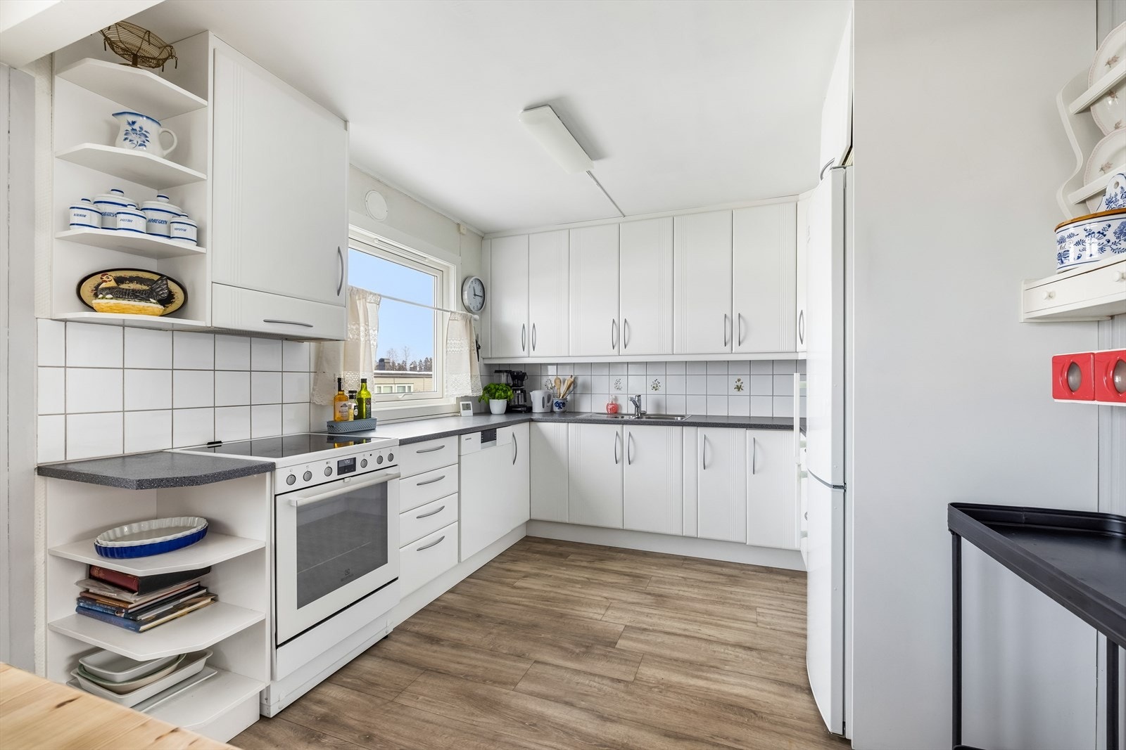 Kjøkkenet har en praktisk og funksjonell utforming med god skap- og benkeplass. Galleribilde