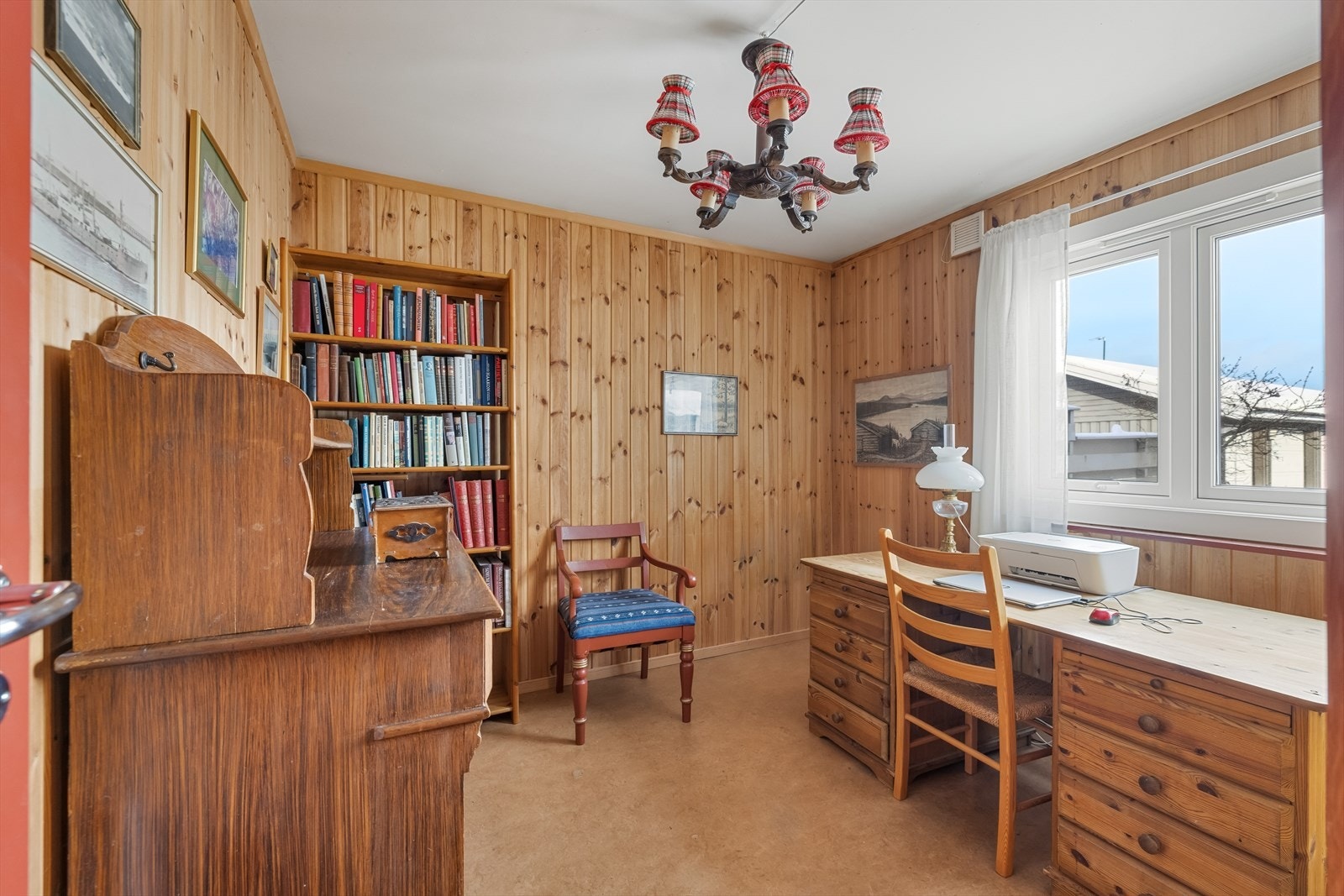 Soverom 2 - Et lunt og hyggelig soverom, med gode møbleringsmuligheter for både seng, skrivebord og oppbevaring. Galleribilde