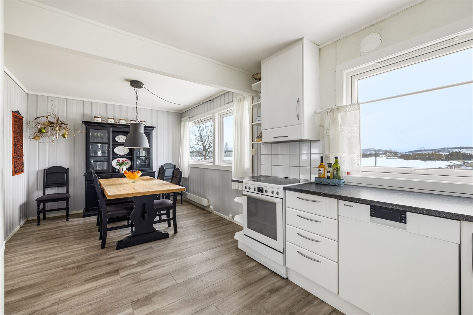 Det er opplegg for oppvaskmaskin og komfyr, samt ventilator over kokeplass for effektiv utlufting. Galleribilde