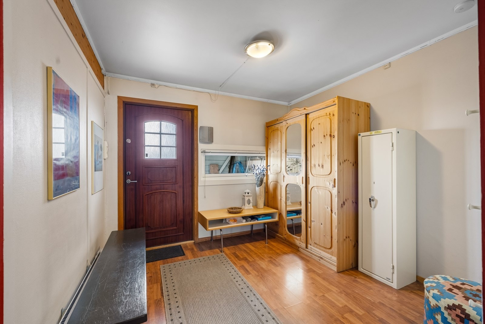 Entréen er romslig og praktisk med god plass til oppbevaring av yttertøy og sko. Galleribilde