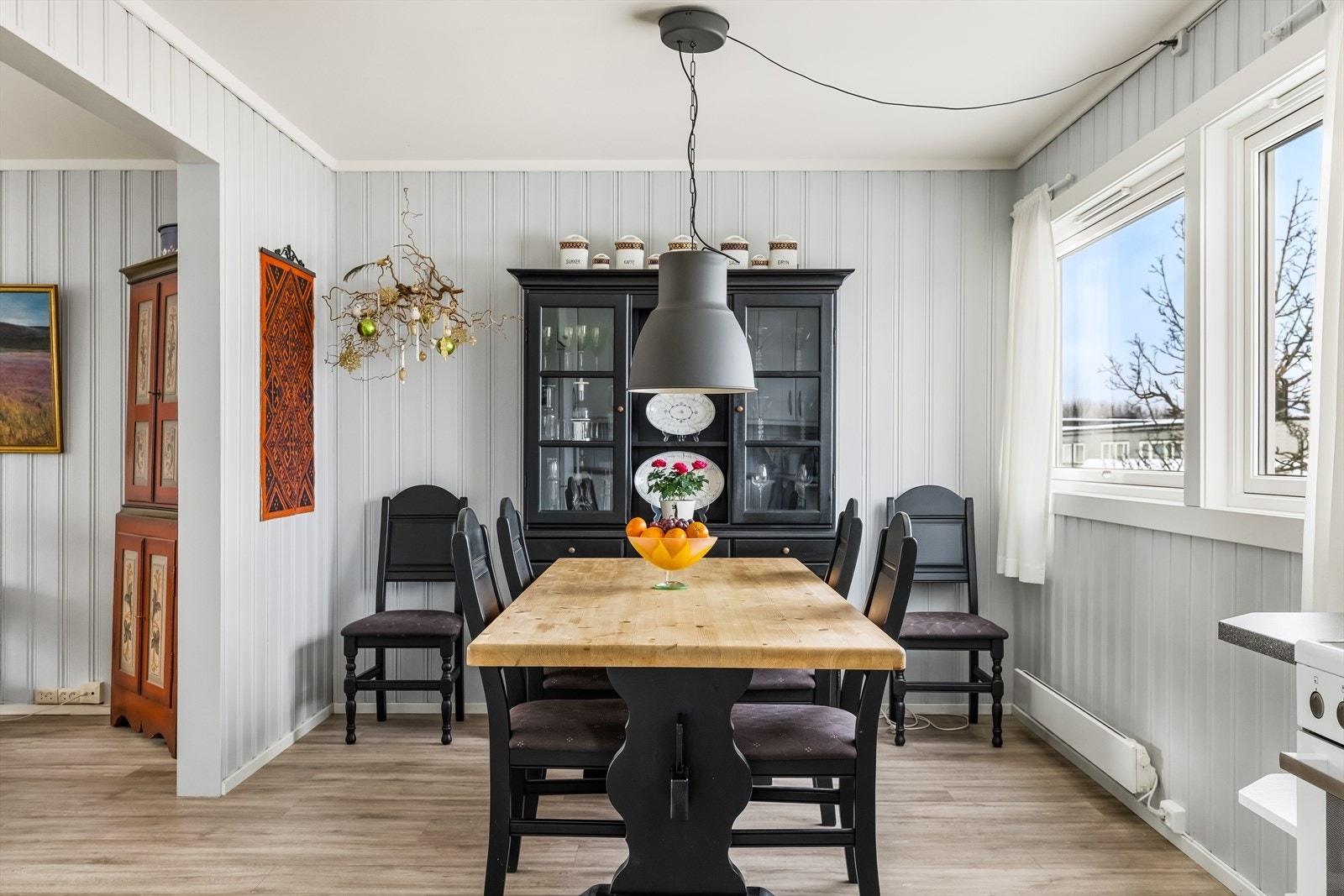 Kjøkkenet har også god plass til spisebord ved vinduene, noe som gir en hyggelig og lys spiseplass. Galleribilde