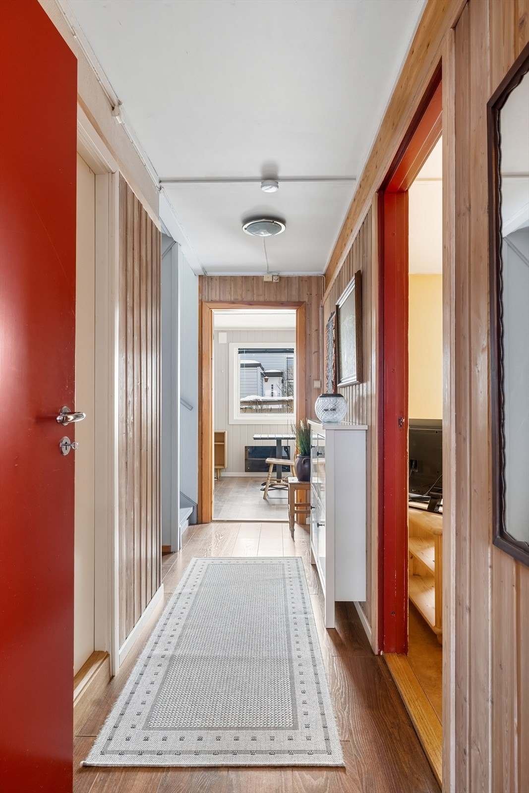 Gangen oppleves lys og åpen, og bidrar til en god flyt i boligens planløsning. Galleribilde