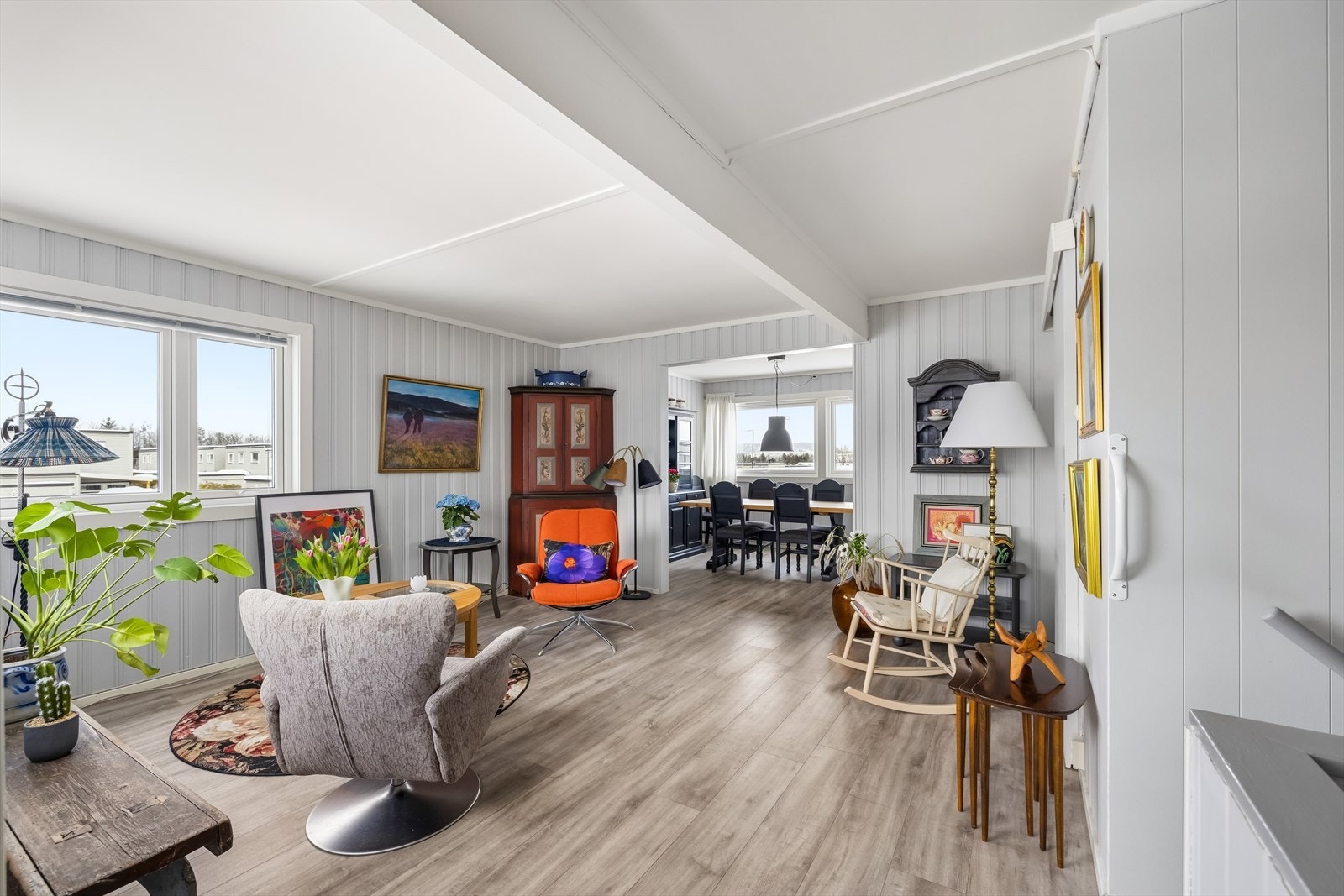 Stuen har moderne, lys panel på veggene som gir et tidløst uttrykk. Galleribilde