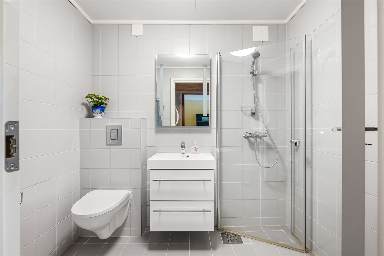 Pent, flislagt bad med gulvvarme som gir god komfort året rundt. Galleribilde