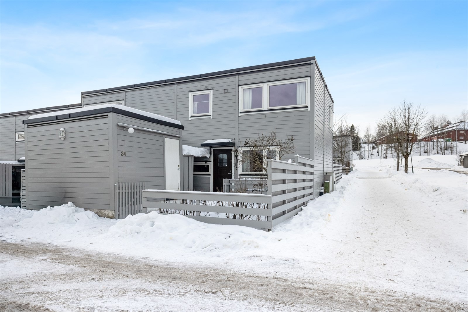 Et familievennlig enderekkehus over to plan, med garasjeplass, platting og praktisk utebod. Galleribilde