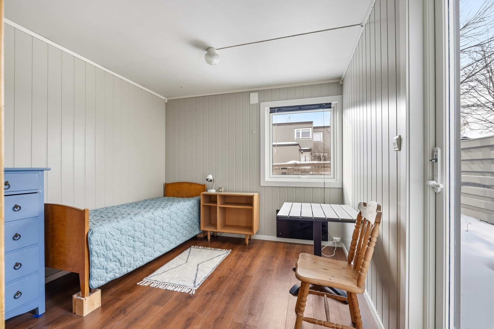 Soverom 3 - Et lyst og funksjonelt soverom med direkte utgang til en platting, som gir en fin forlengelse av rommet og enkel tilgang til uteområdet. Galleribilde