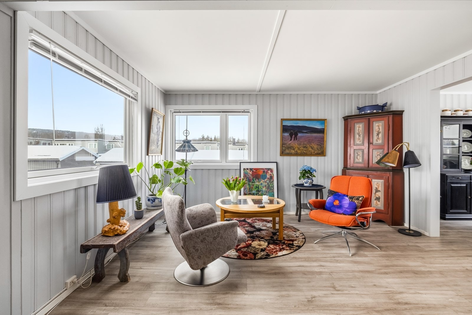 Stuen har vinduer i flere himmelretninger som gir rikelig med naturlig lys og bidrar til en luftig romfølelse. Galleribilde