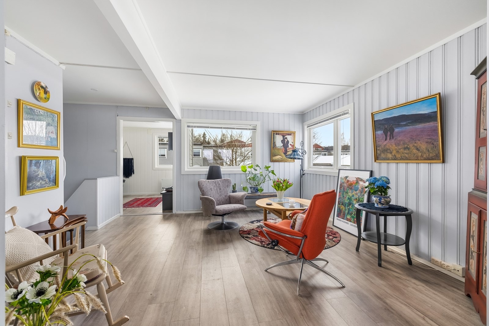 Stuen fremstår som lys og romslig med gode møbleringsmuligheter og flere naturlige soner for både sofagruppe og sittegruppe. Galleribilde