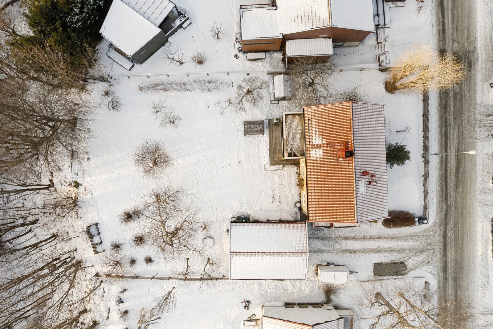 Eiendommen har en stor og meget pent opparbeidet tomt på hele 1,7 mål. Galleribilde