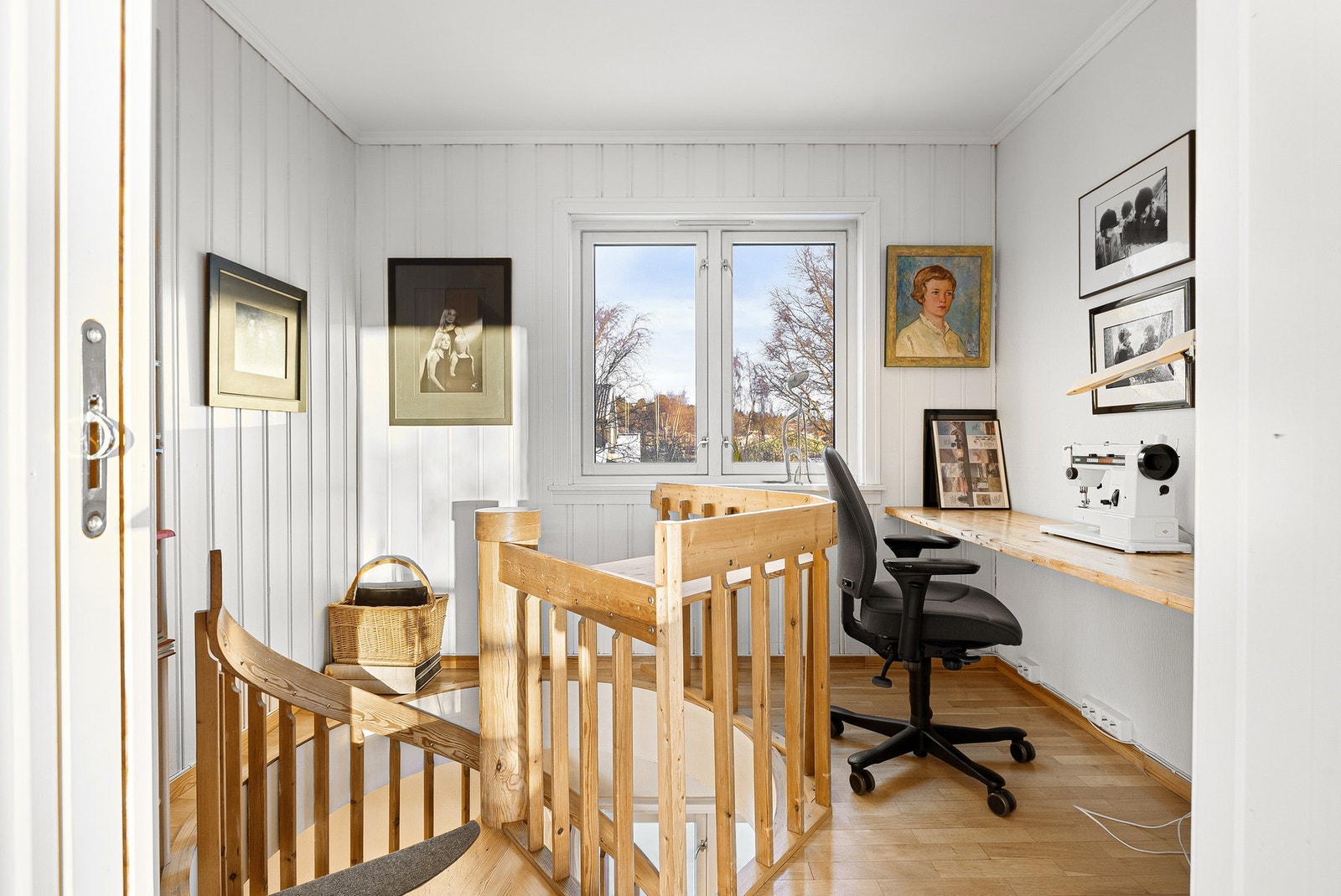 I 2. etasje er det innredet med kontorplass og en ekstra stue. Galleribilde