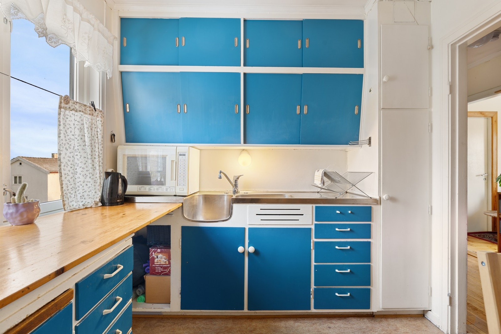 Hybel - Kjøkken med fint utsyn ved benken. Galleribilde