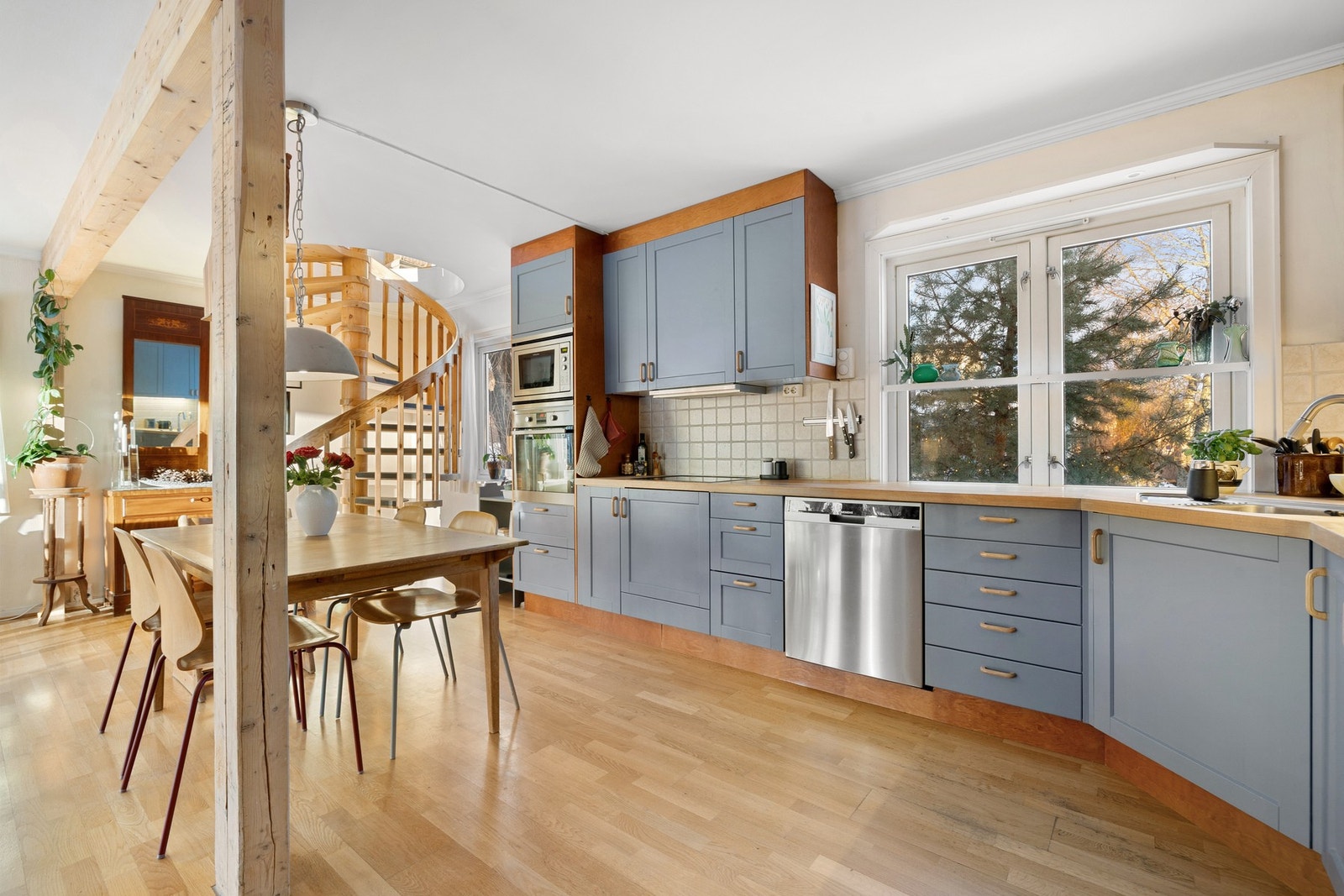 Romslig og praktisk kjøkken med god skap- og benkeplass. Galleribilde