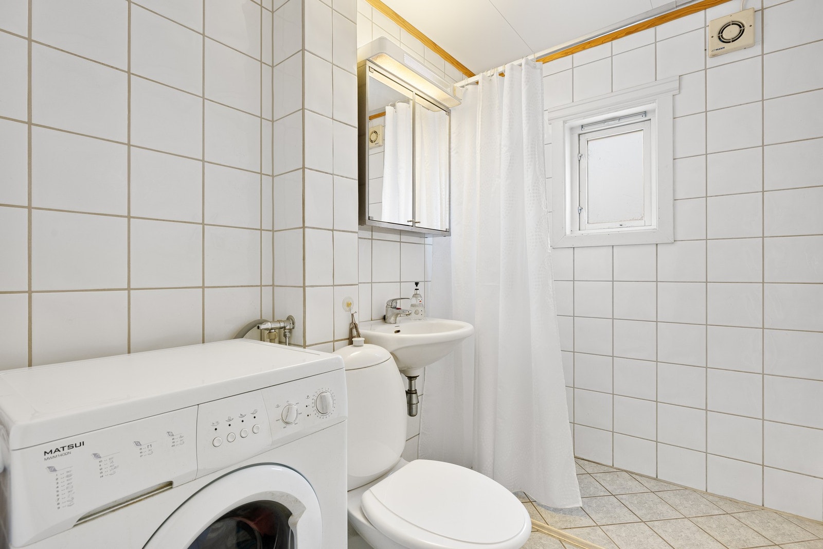 Hybel - Flislagt bad med opplegg for vaskemaskin. Galleribilde