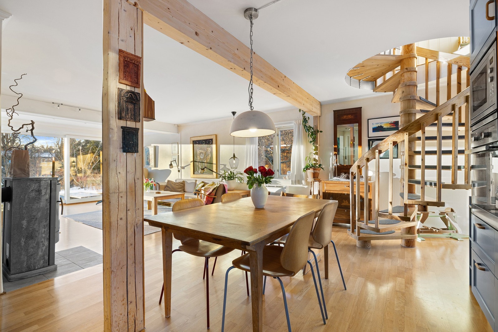 Stuen har en sosial utforming med spisestue i tilknytning til kjøkkenet. Galleribilde