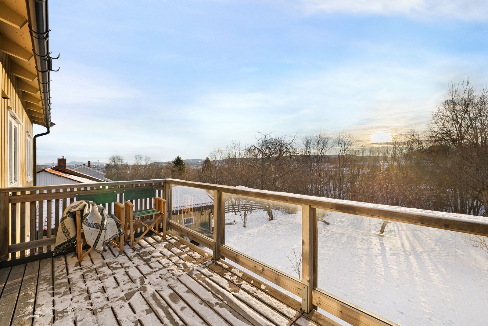 Verandaen er 10 kvm med plass til sittegruppe i den lune solveggen. Galleribilde